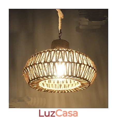 Lustre criativo vintage feito à mão com obras de arte. Lustre criativo vintage feito à mão com obras de arte.
