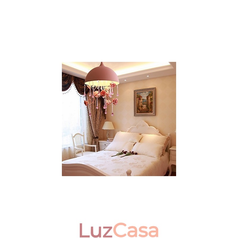 Um pequeno lustre de jardim de rosas rosa, luminária de ferro, princesa