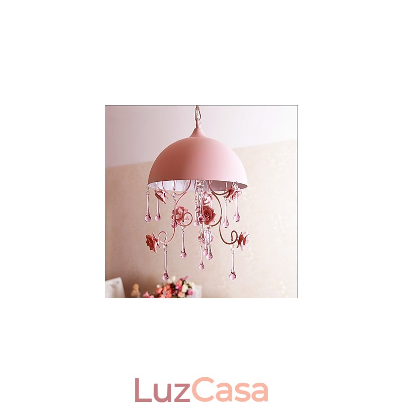 Um pequeno lustre de jardim de rosas rosa, luminária de ferro, princesa