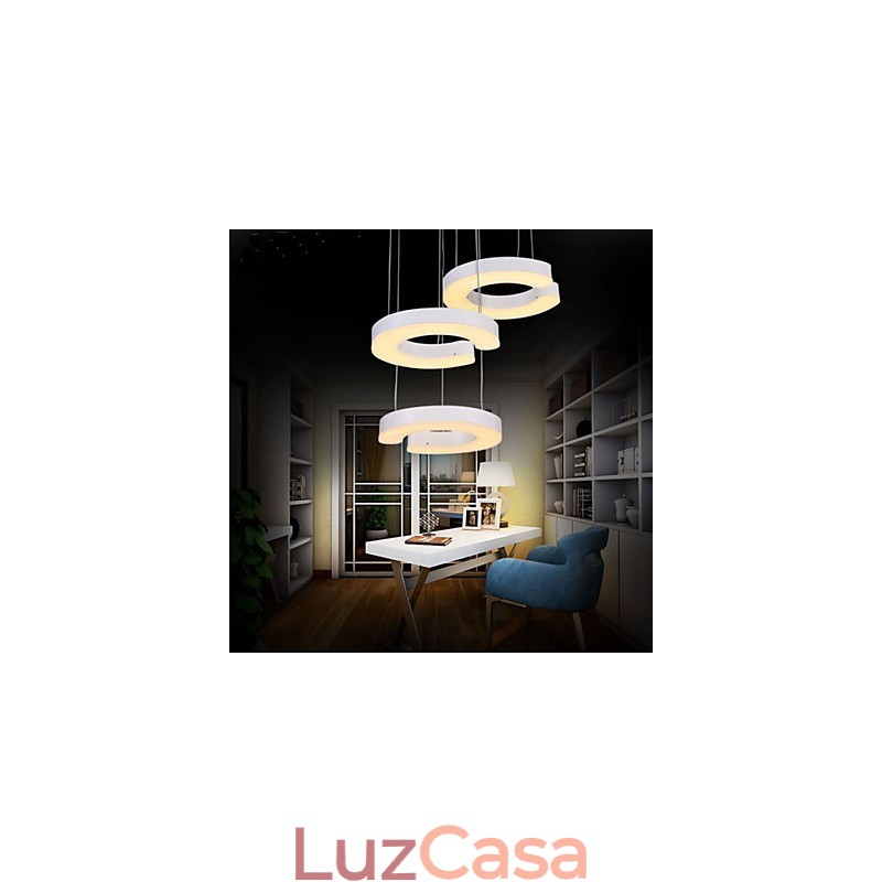 Três lustres de acrílico tipo C