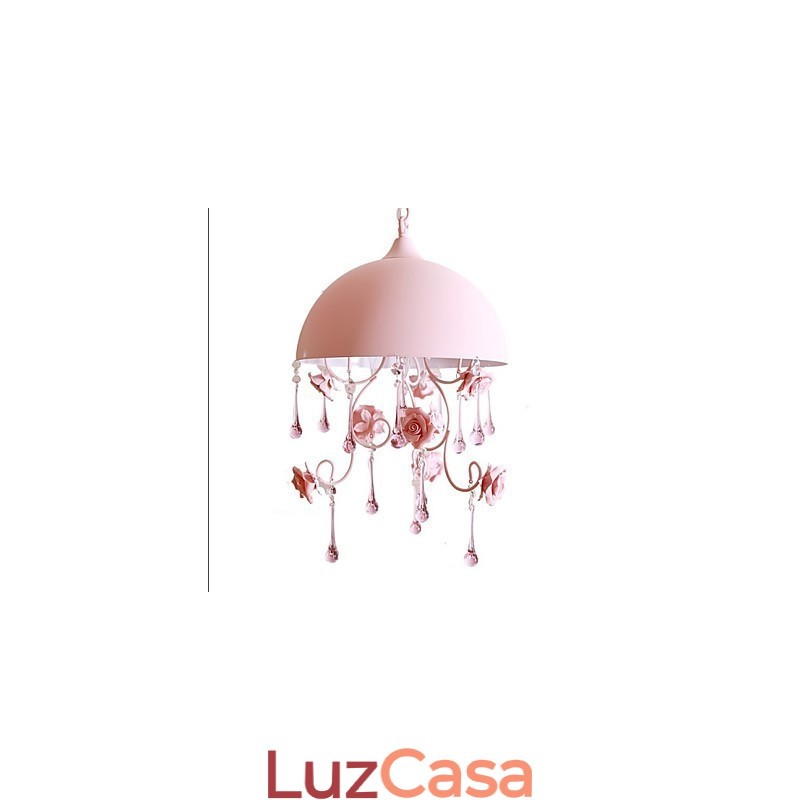 Um pequeno lustre de jardim de rosas rosa, luminária de ferro, princesa