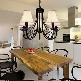 Lustre de latão clássico tradicional antigo