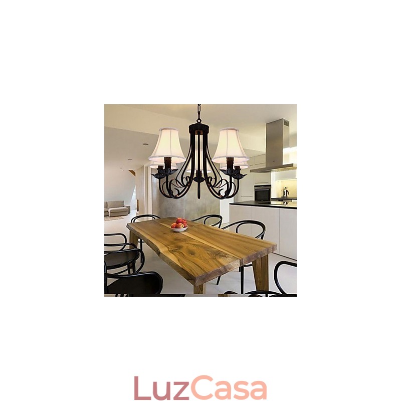 Lustre de latão clássico tradicional antigo