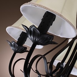 Lustre de latão clássico tradicional antigo