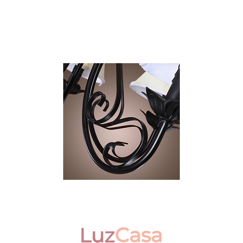 Lustre de latão clássico tradicional antigo