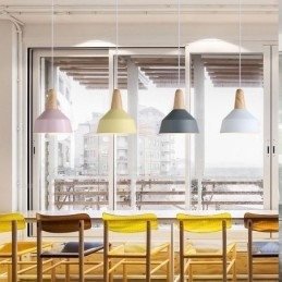 Luminária pendente moderna contemporânea de madeira e metal multicolorida