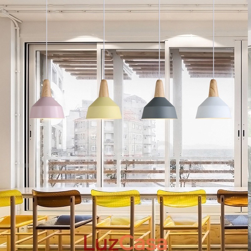 Luminária pendente moderna contemporânea de madeira e metal multicolorida