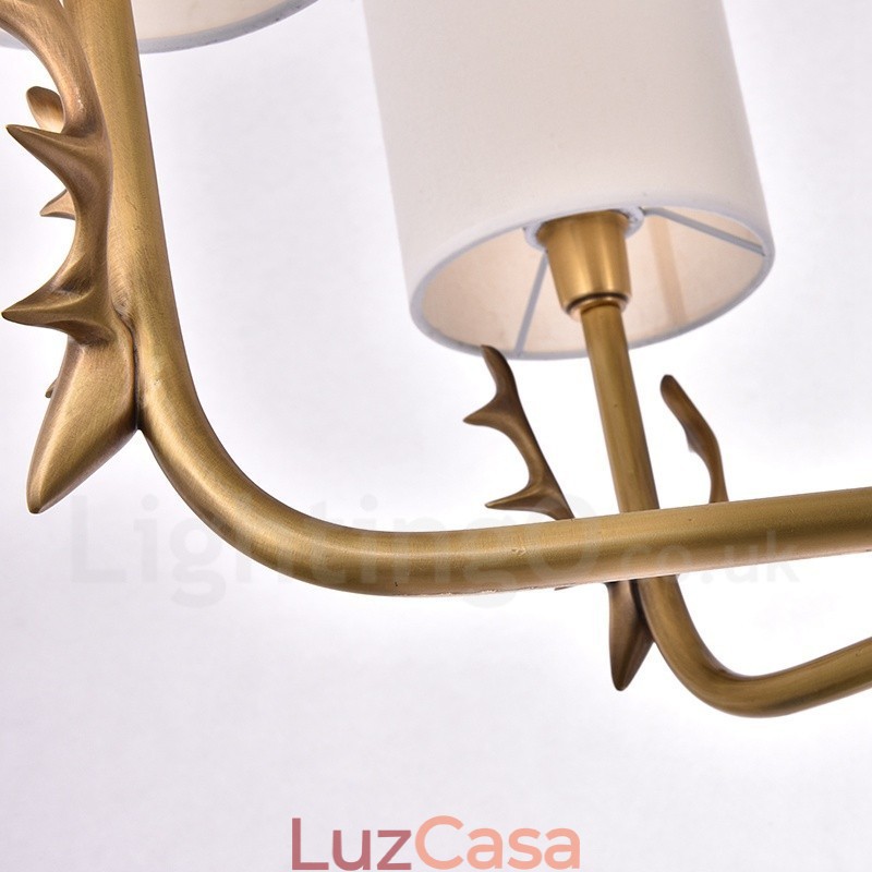 Lustre rústico de latão com 8 luzes e cúpula de tecido