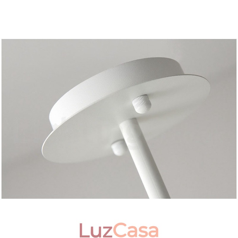 Lustre moderno e contemporâneo com cúpulas de acrílico branco e preto