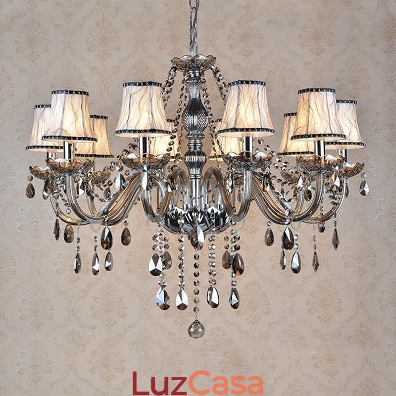 Lustre grande de cristal K9 com velas de cor cinza e abajures