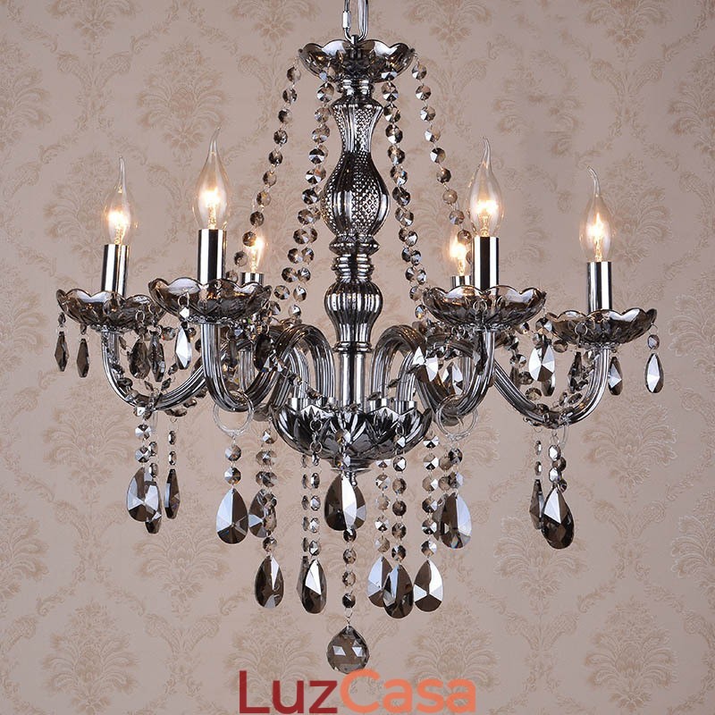 Lustre grande de cristal K9 com velas de cor cinza e abajures