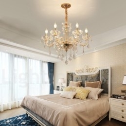 Lustre de ouro com lustre de vela de cristal transparente