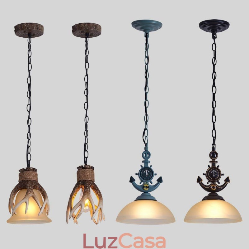 Uma luz pendente antiga, rústica, artística, retrô, azul claro, com cúpula de vidro