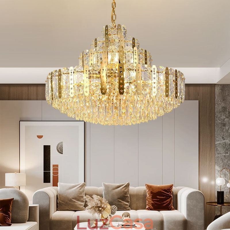 Lustre de cristal com detalhe em ferro dourado vazado