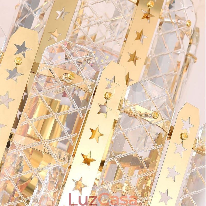 Lustre de cristal com detalhe em ferro dourado vazado