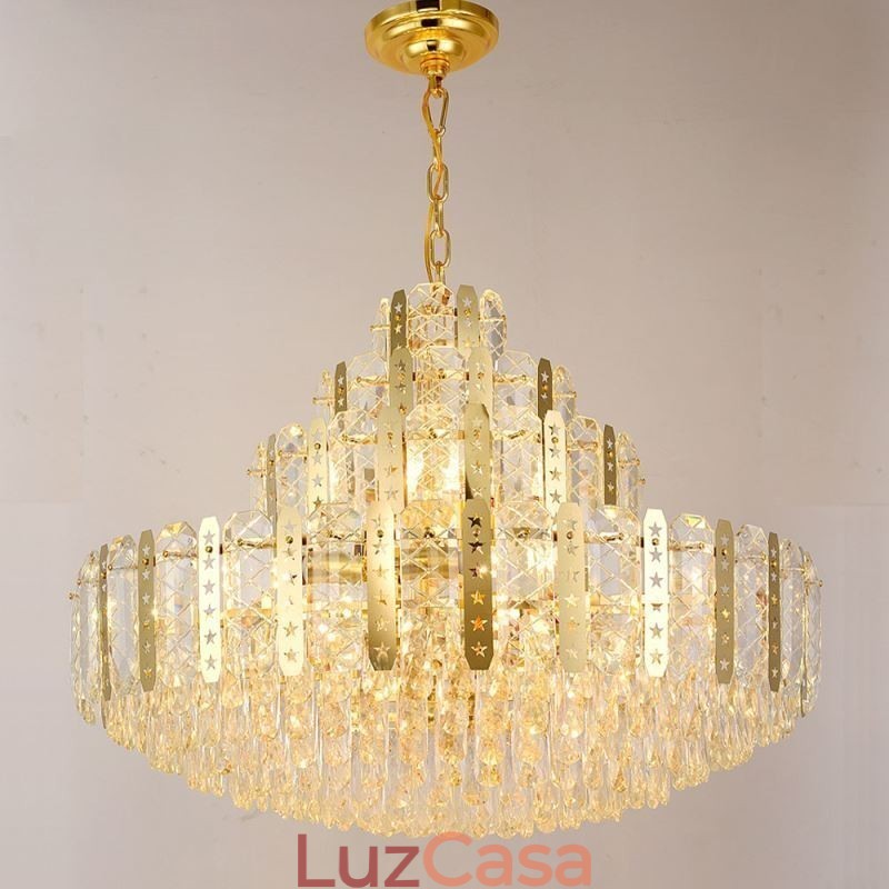 Lustre de cristal com detalhe em ferro dourado vazado