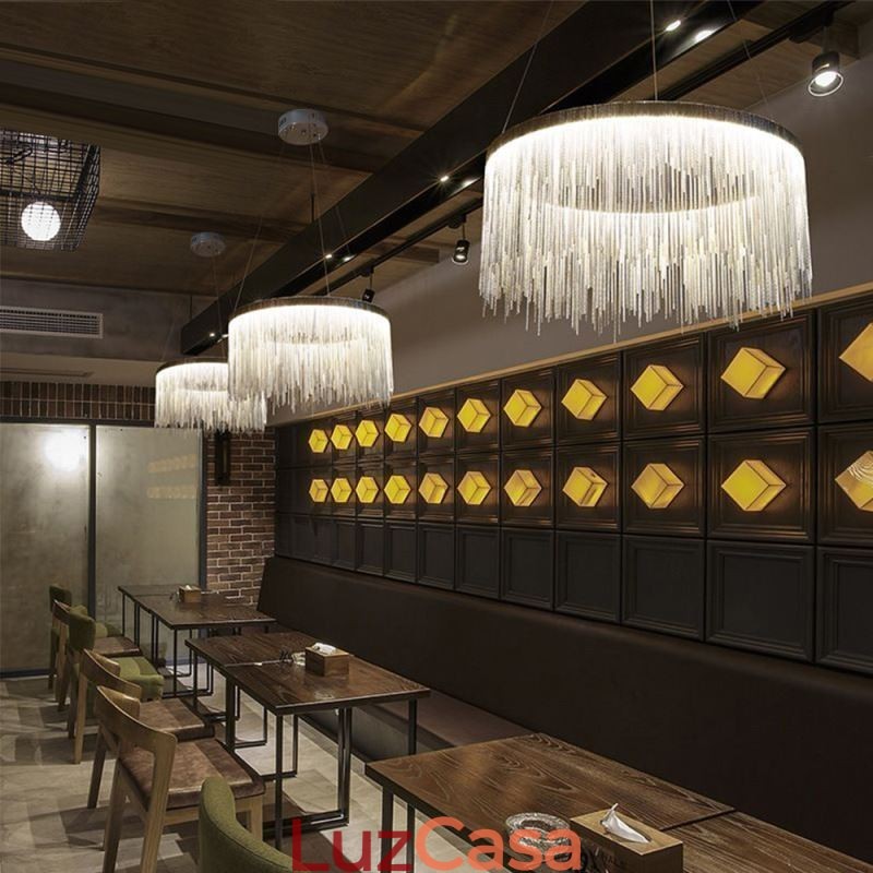Lustre redondo com pingente de borla de luxo