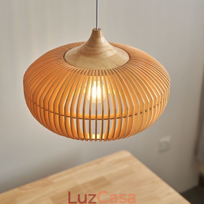 Lustre pendente com moldura de madeira em formato de abóbora