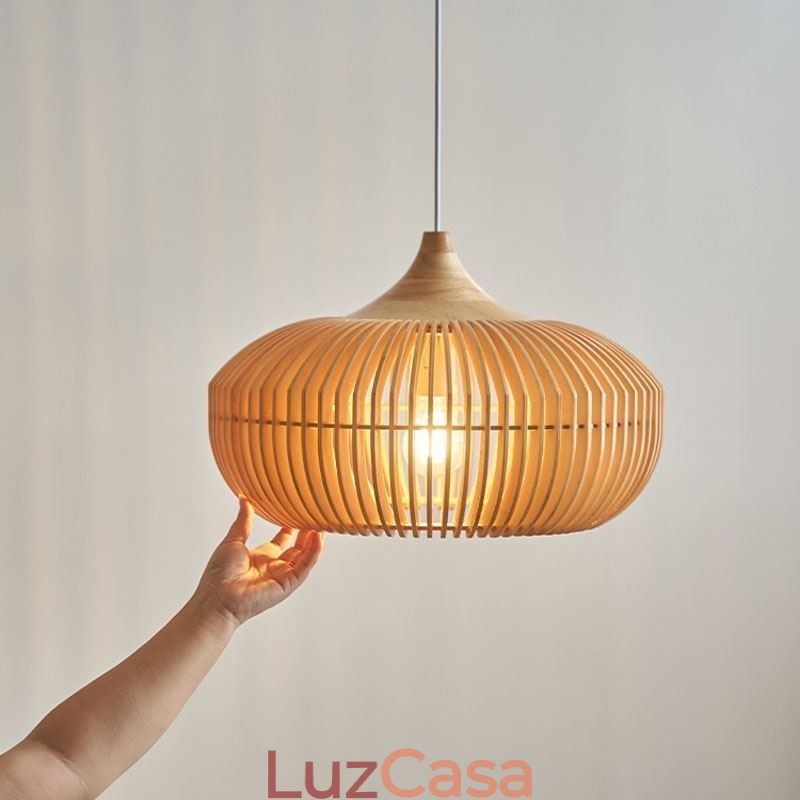Lustre pendente com moldura de madeira em formato de abóbora