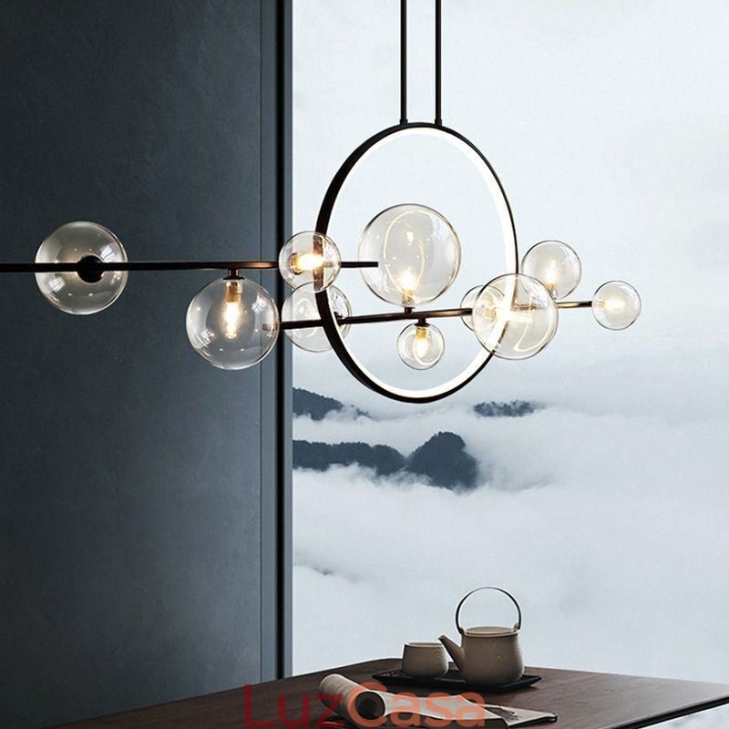 Lustre de metal moderno com bolhas de vidro transparente e lâmpadas pendentes