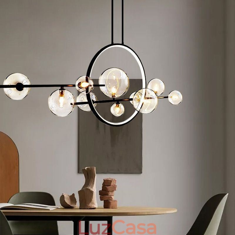 Lustre de metal moderno com bolhas de vidro transparente e lâmpadas pendentes