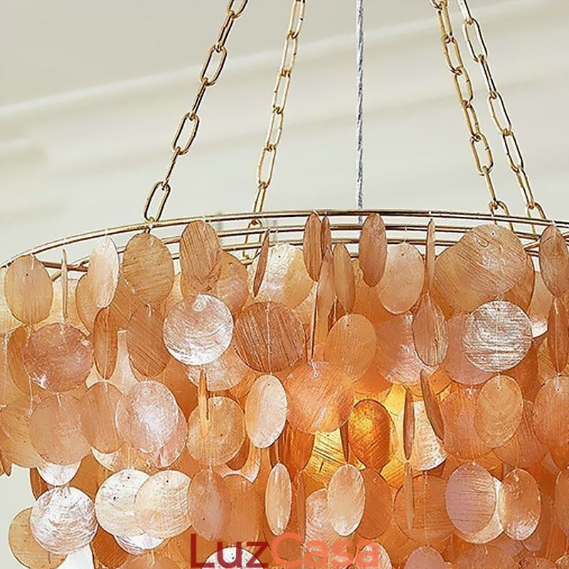 Lustre de concha natural redondo em camadas pendurado marrom claro preto