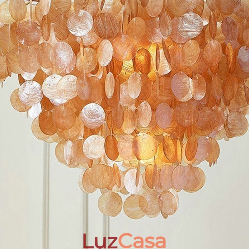 Lustre de concha natural redondo em camadas pendurado marrom claro preto