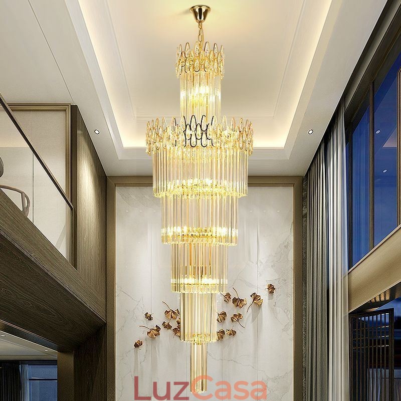 Escadas modernas e espetaculares de luz pendente de teto alto