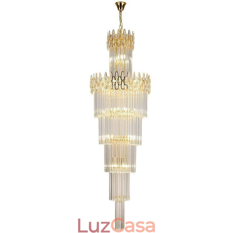 Escadas modernas e espetaculares de luz pendente de teto alto