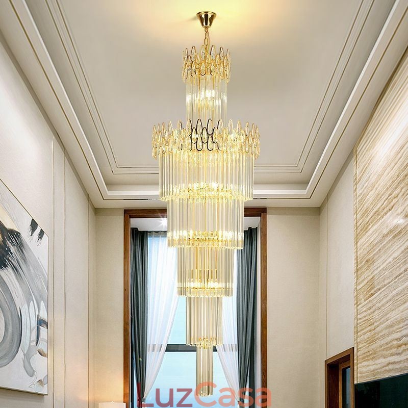Escadas modernas e espetaculares de luz pendente de teto alto