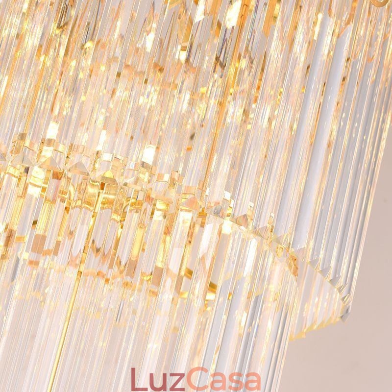 Escadas modernas e espetaculares de luz pendente de teto alto