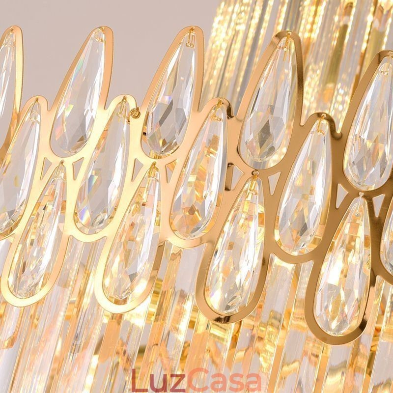 Escadas modernas e espetaculares de luz pendente de teto alto