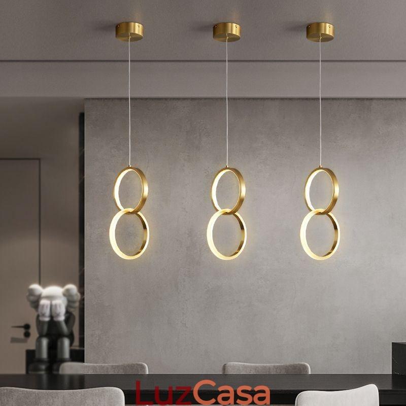 Luminária pendente de latão com anéis decorativos