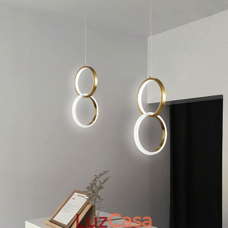 Luminária pendente de latão com anéis decorativos