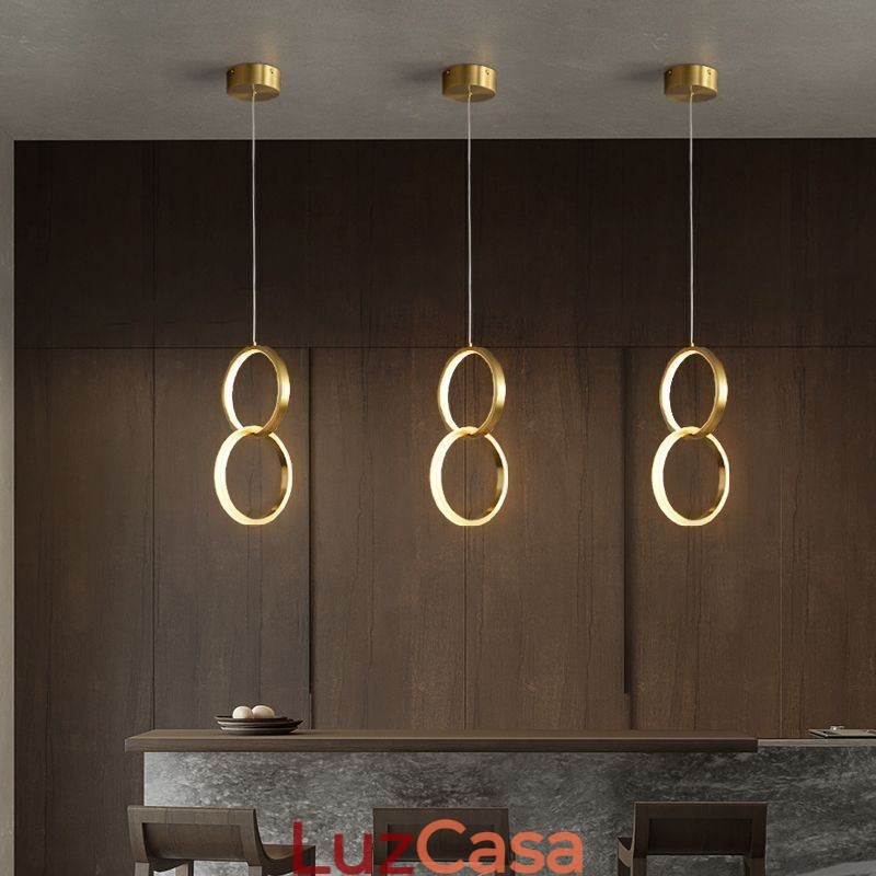Luminária pendente de latão com anéis decorativos