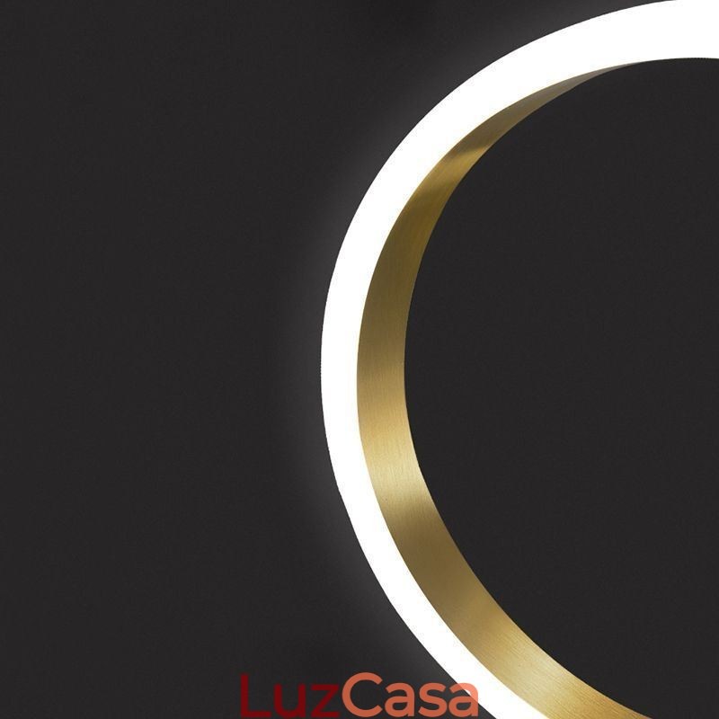 Luminária pendente de latão com anéis decorativos