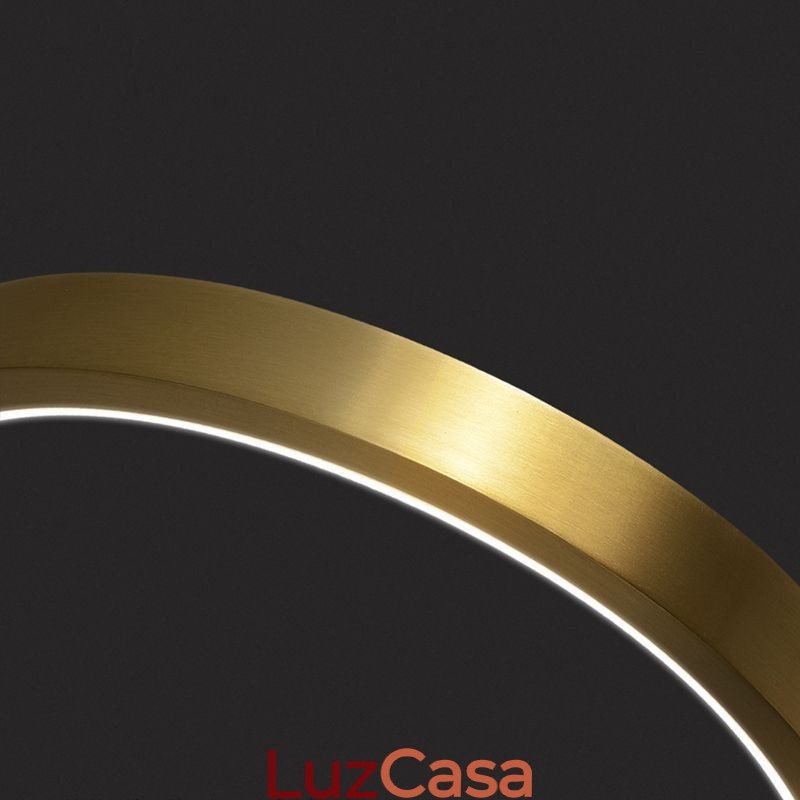 Luminária pendente de latão com anéis decorativos