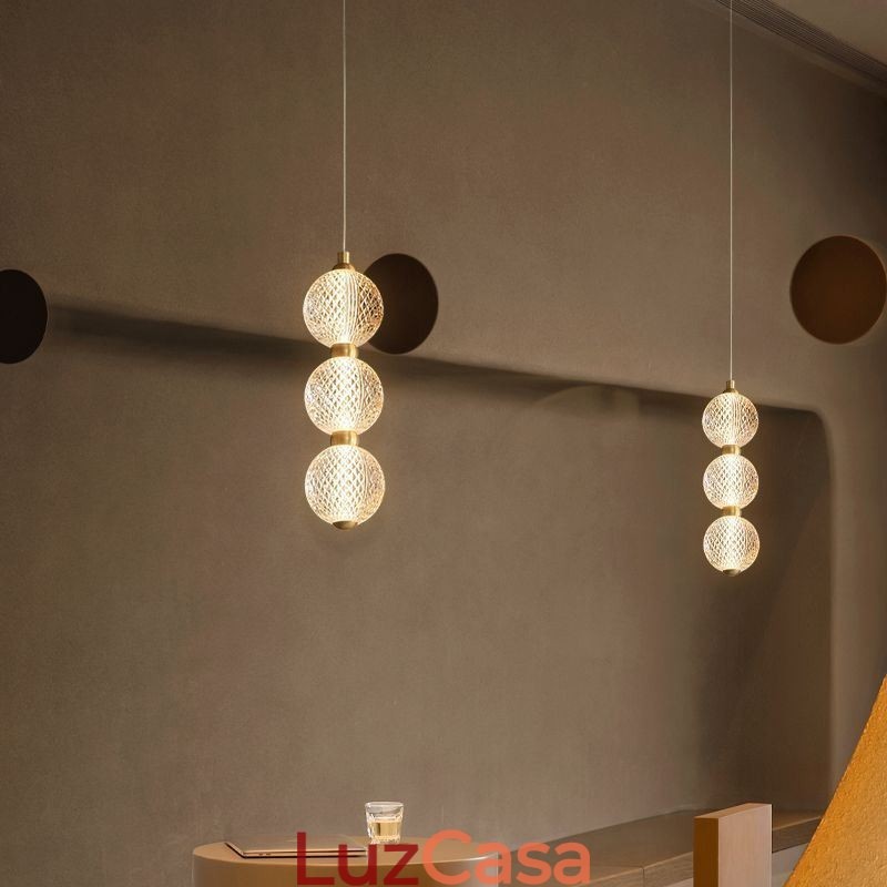 Luminária pendente de acrílico com contas decorativas