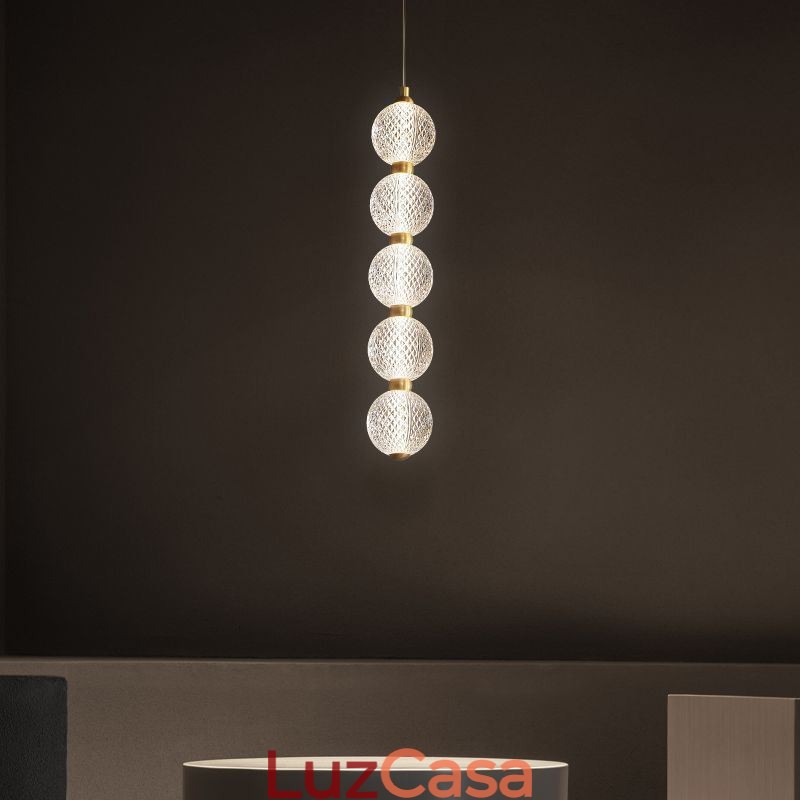 Luminária pendente de acrílico com contas decorativas