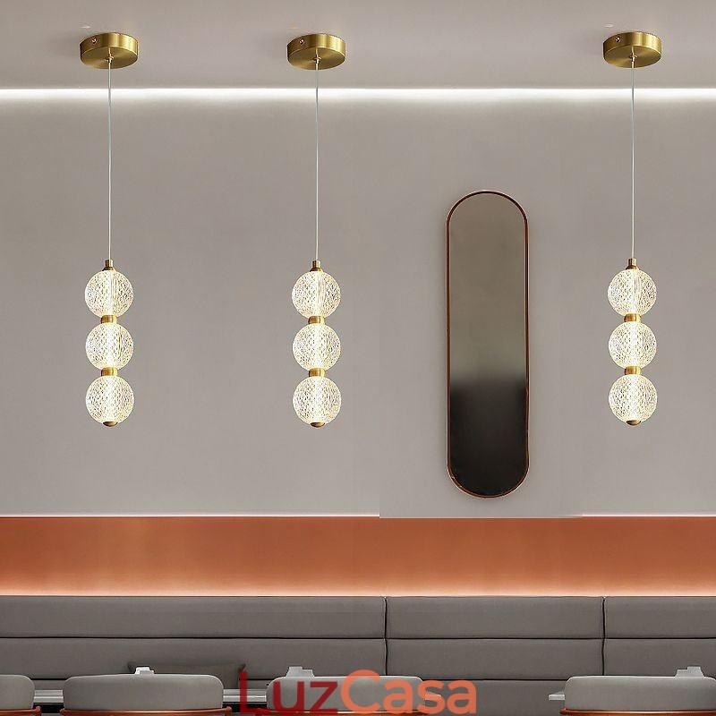 Luminária pendente de acrílico com contas decorativas