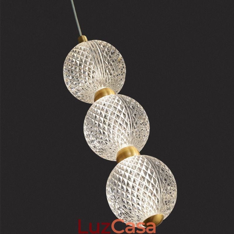Luminária pendente de acrílico com contas decorativas