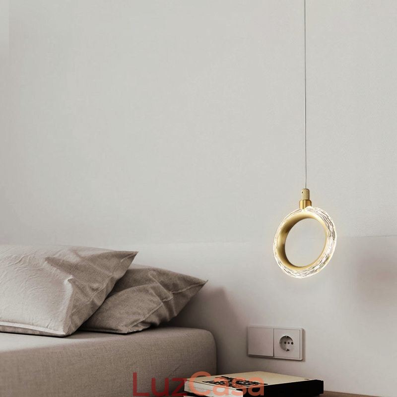 Luminária pendente de acrílico com anel de luz e holofote