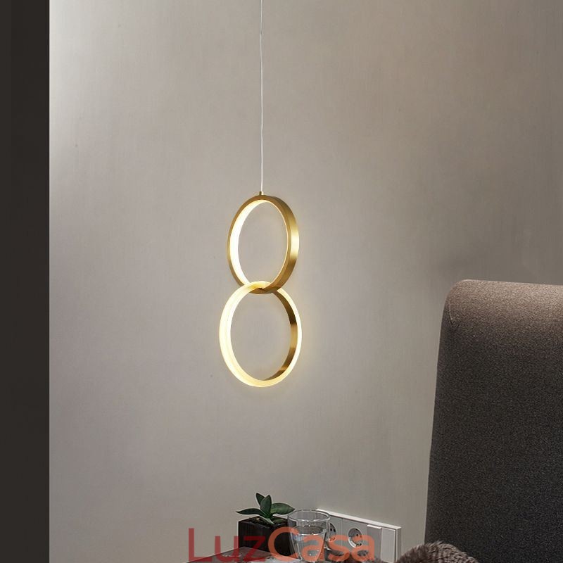 Luminária pendente de latão com anéis decorativos