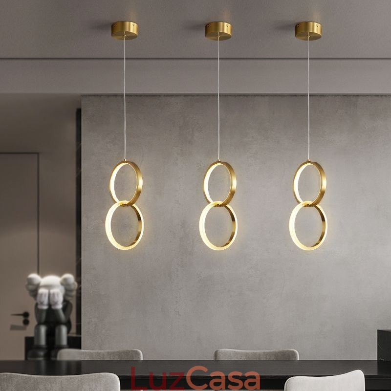 Luminária pendente de latão com anéis decorativos