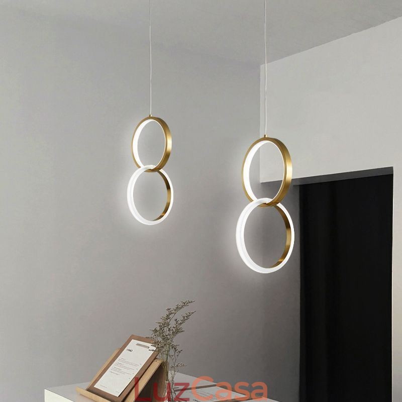 Luminária pendente de latão com anéis decorativos