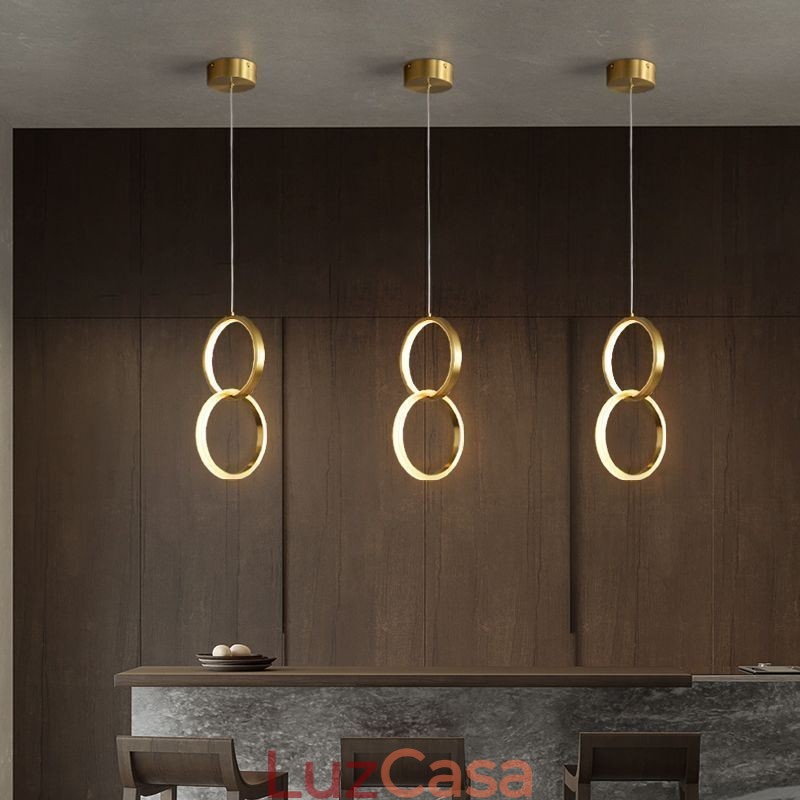 Luminária pendente de latão com anéis decorativos