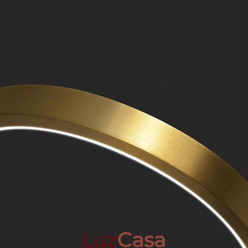Luminária pendente de latão com anéis decorativos