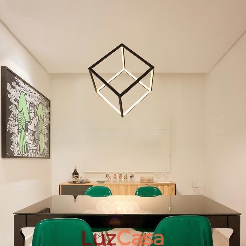 Luminária pendente preta iluminação cubo geométrico