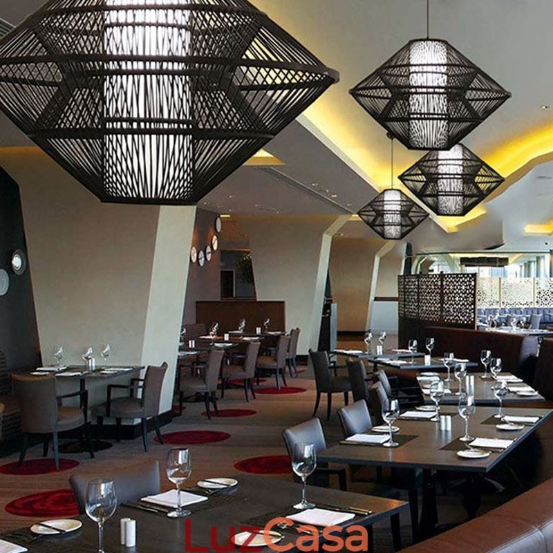 Luminária pendente de bambu com design de giroscópio