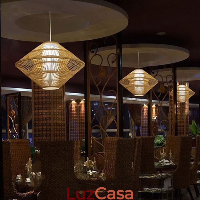 Luminária pendente de bambu com design de giroscópio
